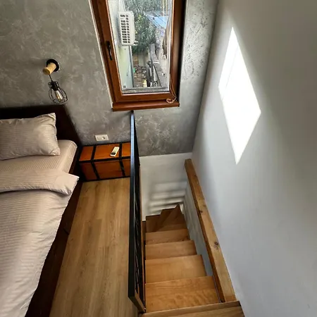 Johnny Apartment