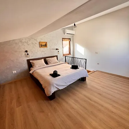 Johnny Apartment *